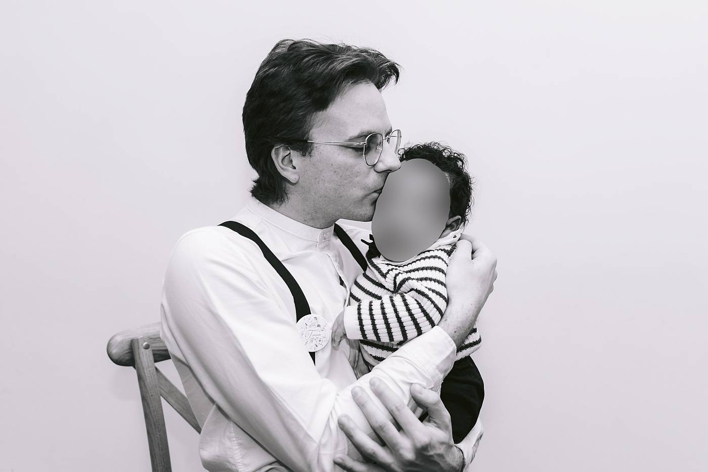 Papa qui embrasse son bébé sur le front lors de la réception