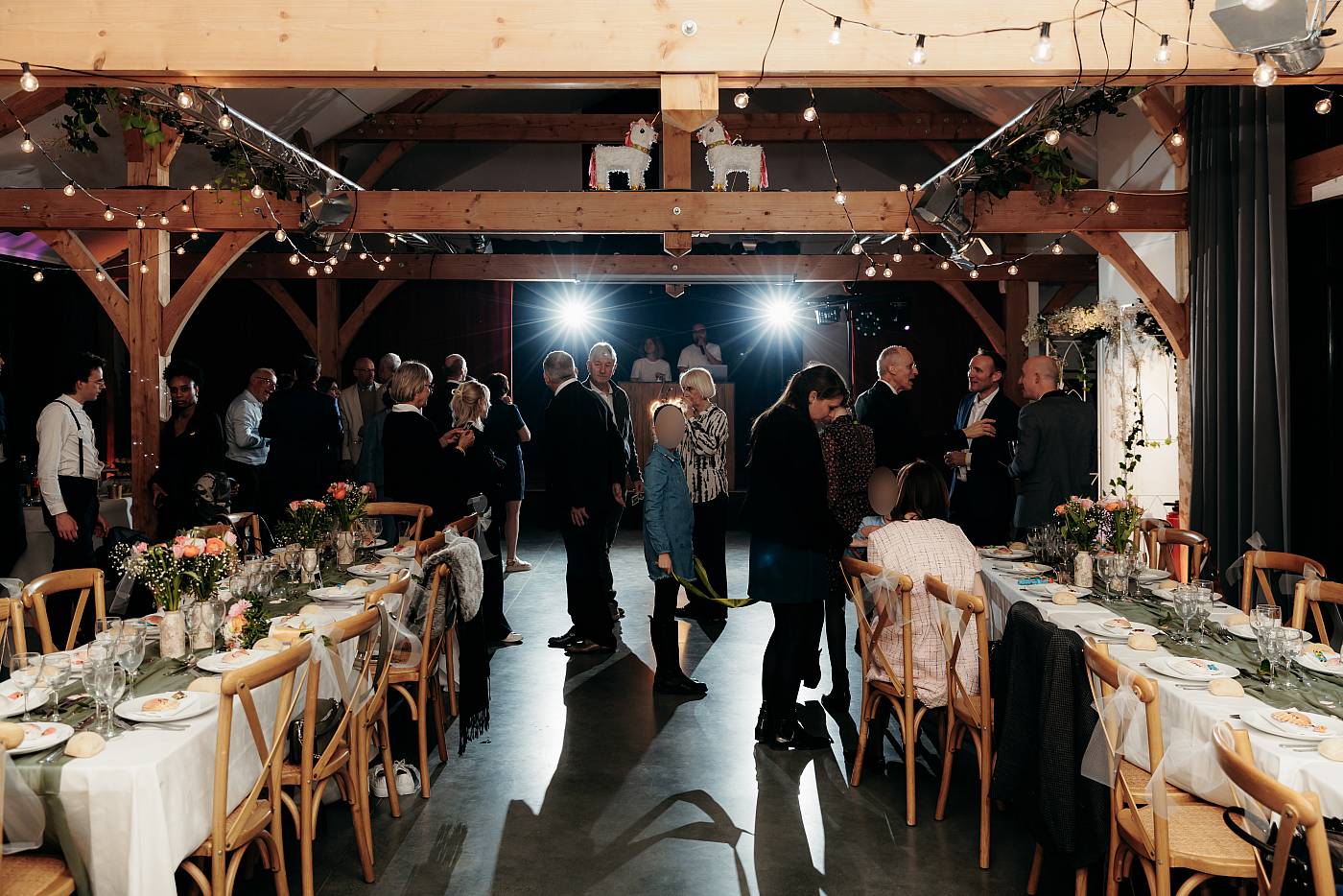 Les invités dans la salle durant le vin d'honneur