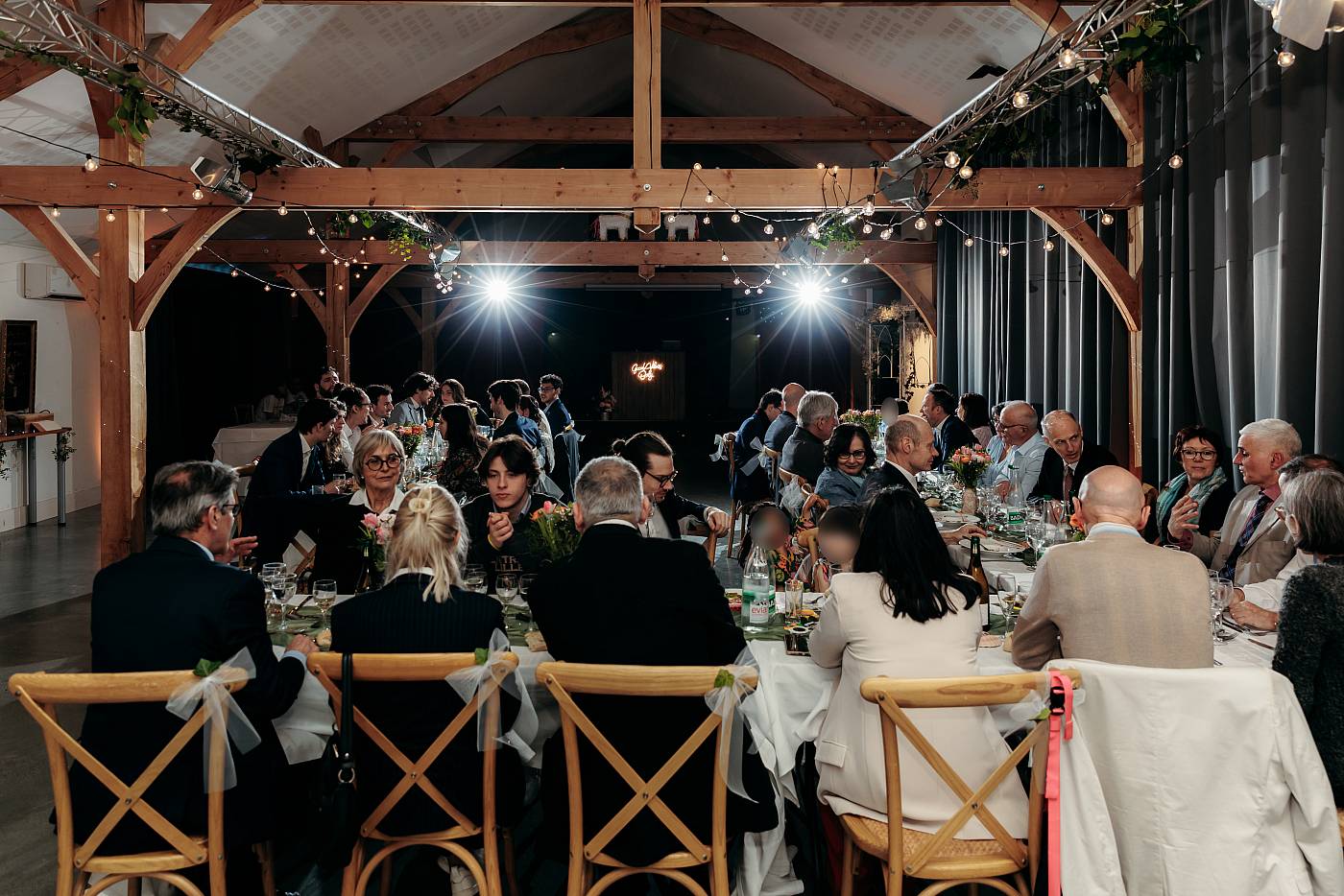 Les invités ont pris place sur les tables pour débuter le repas