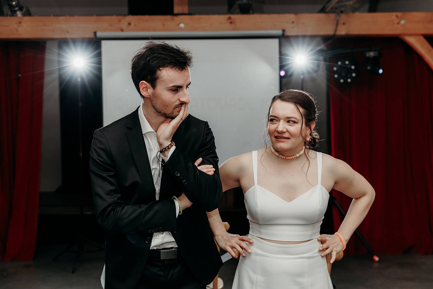 Les mariés perplexes durant les jeux lors de la réception