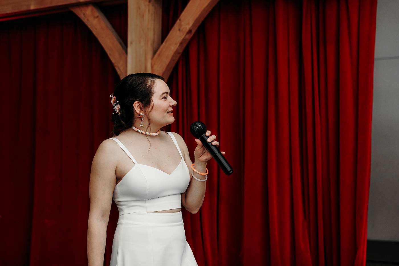La mariée prend la parole lorsque des diapositives sont affichées à l'écran