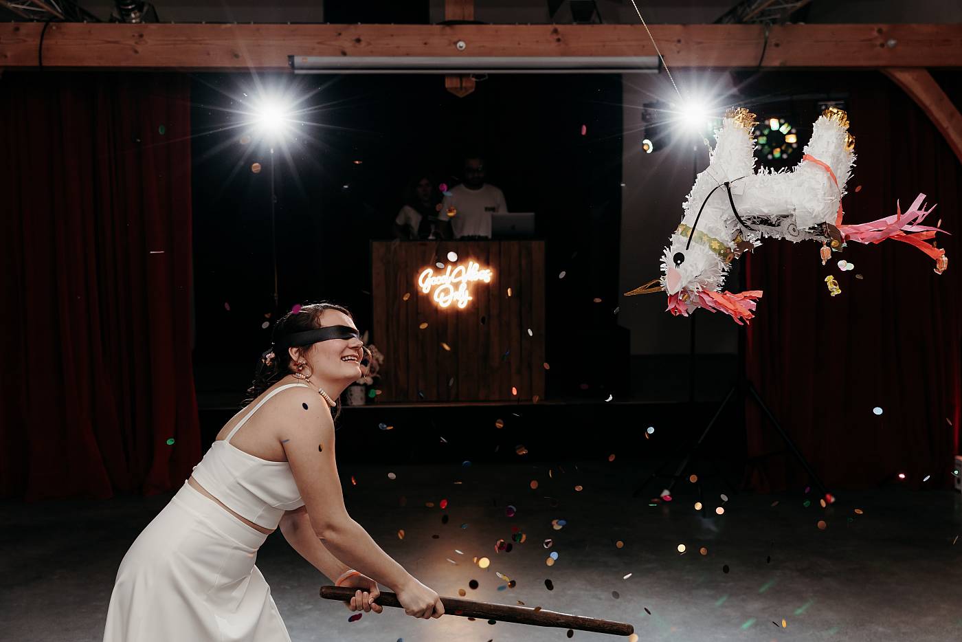La mariée explose la petite l, licorne à l'aide d'un bâton
