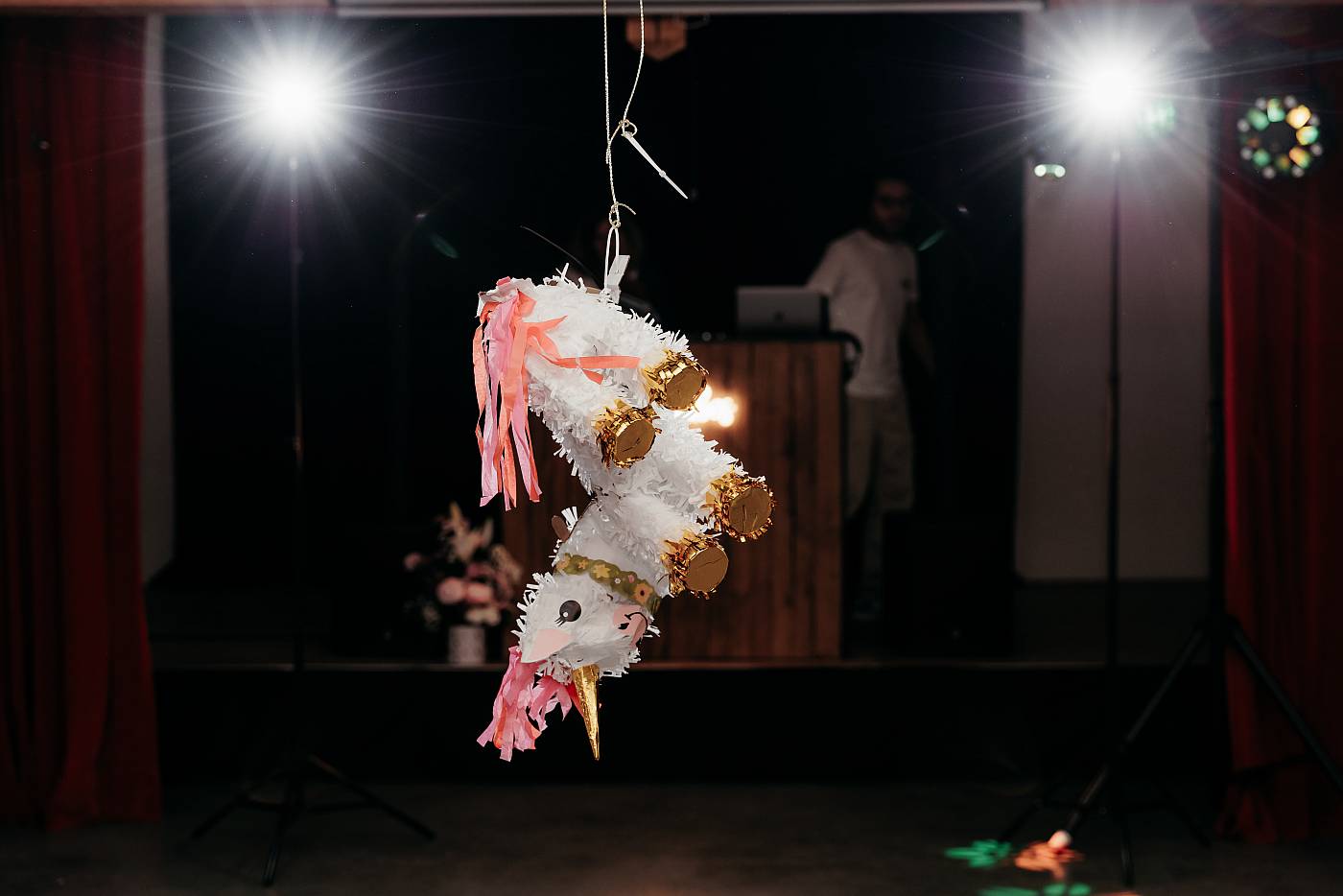 La pinata est toute disloquée après avoir été frappée par la mariée
