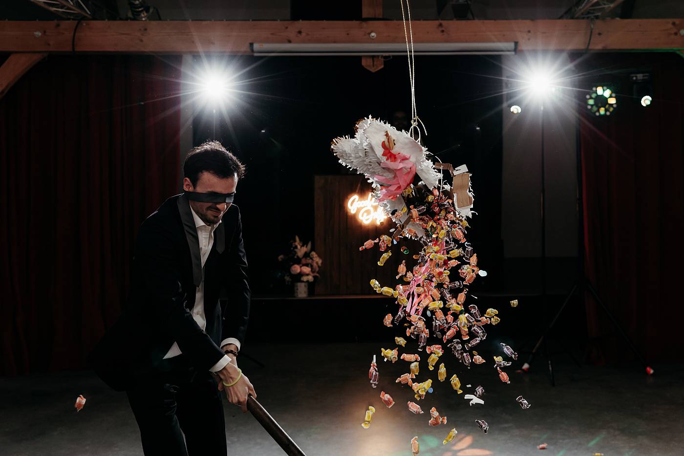 C'est au tour du marié d'exploser la pinata