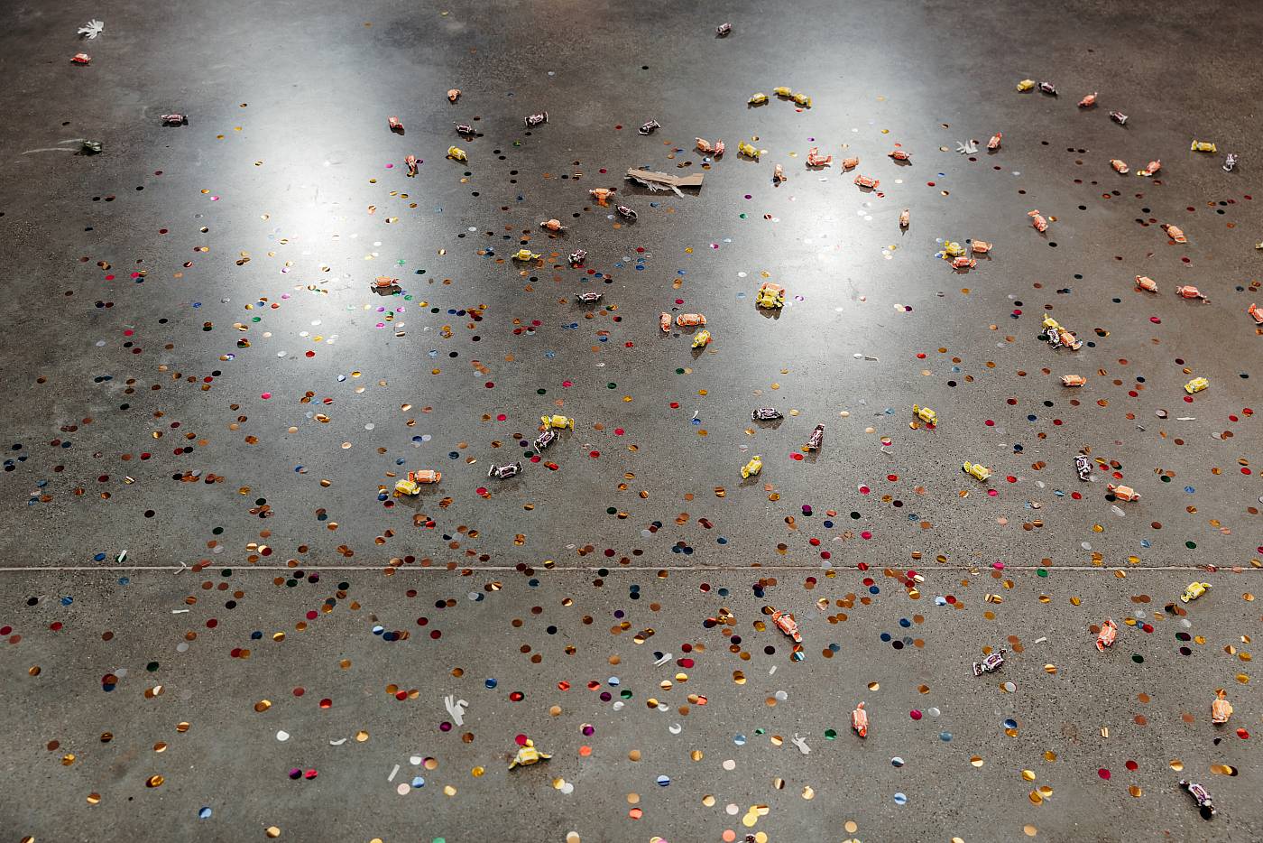 Les bonbons par terre qui se trouvaient dans les piñatas