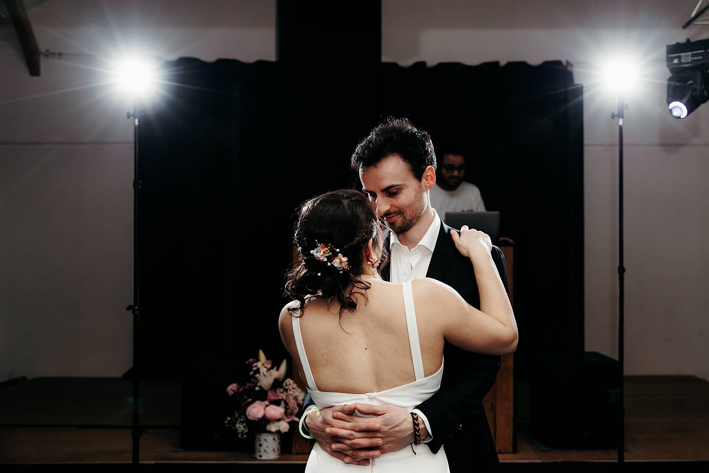 Première danse romantique pour les mariés