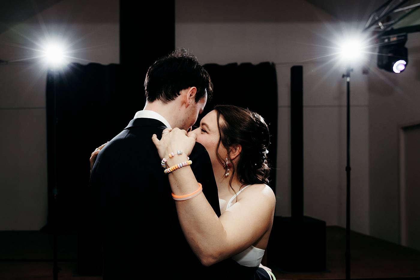 Les mariés dansent un slow lors de la première danse