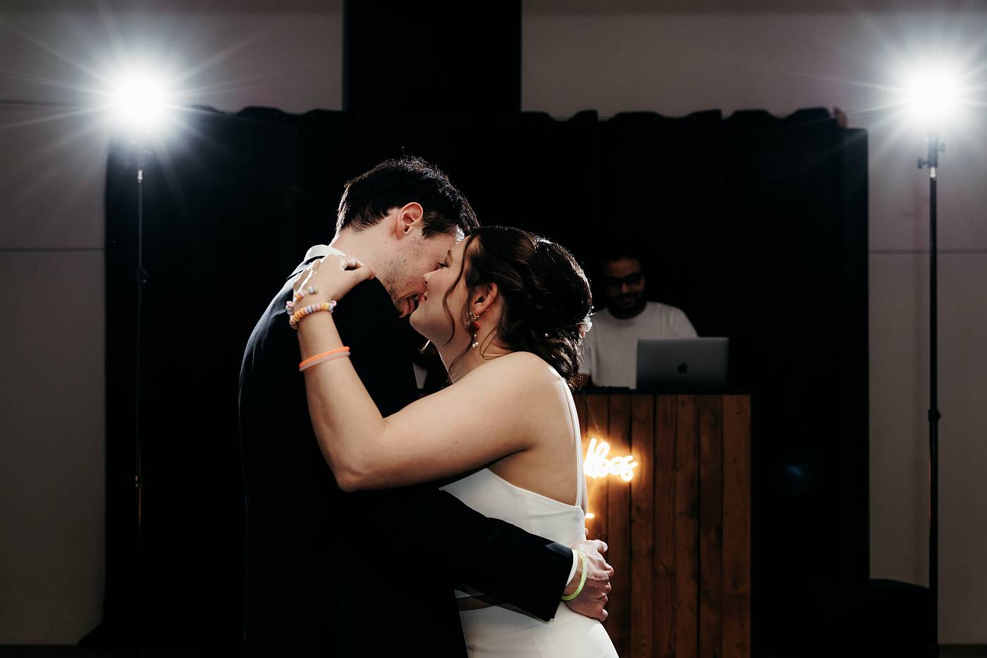 Les mariés dans les bras l'un de l'autre pour la première danse