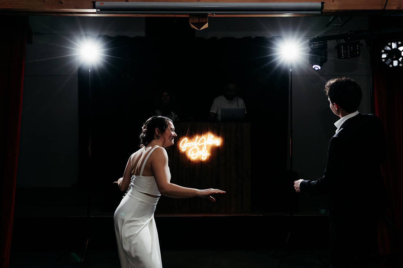 Les mariés poursuivent leur danse sous un rythme endiablé
