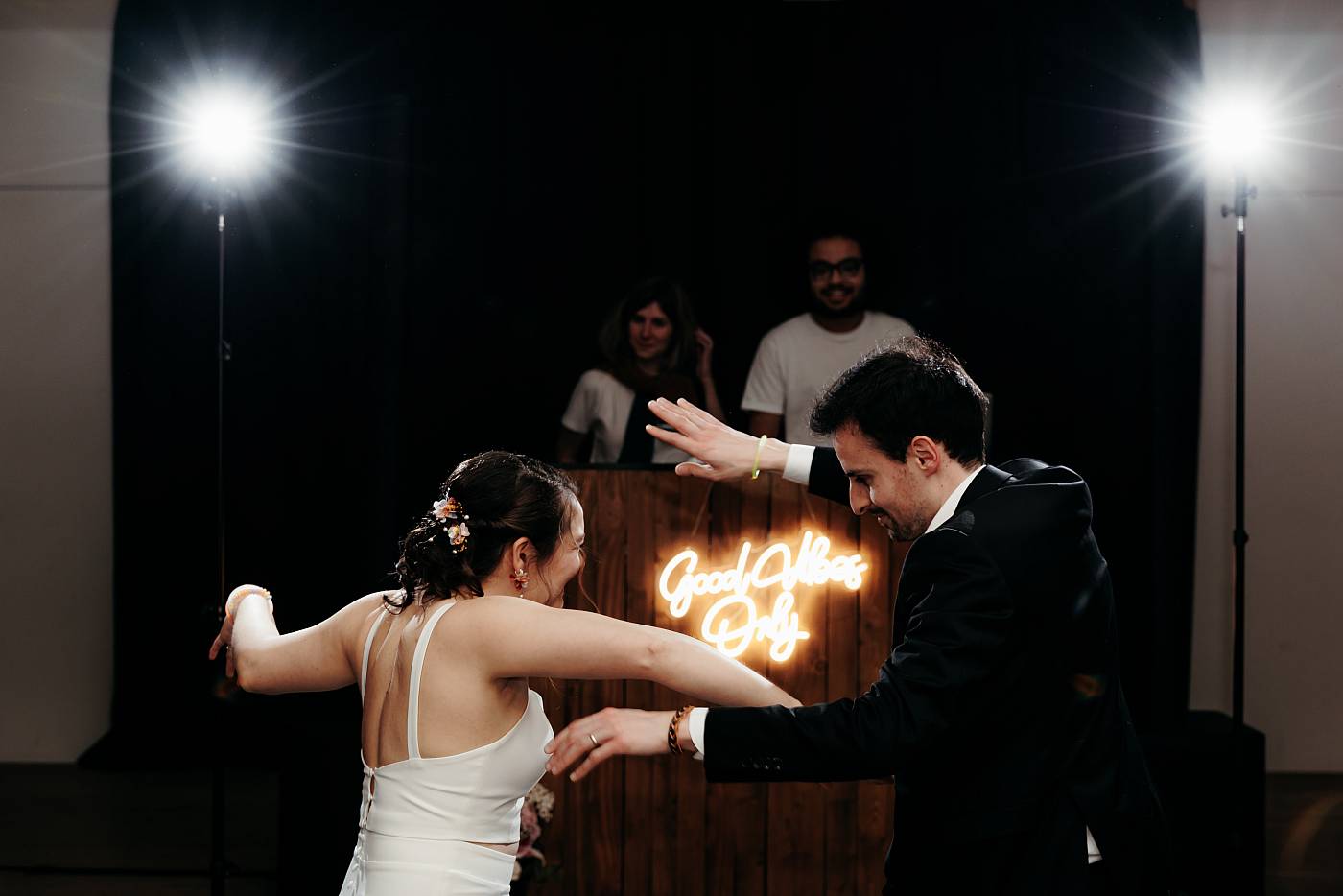 Les mariés dansent sur la musique de Pulp Fiction