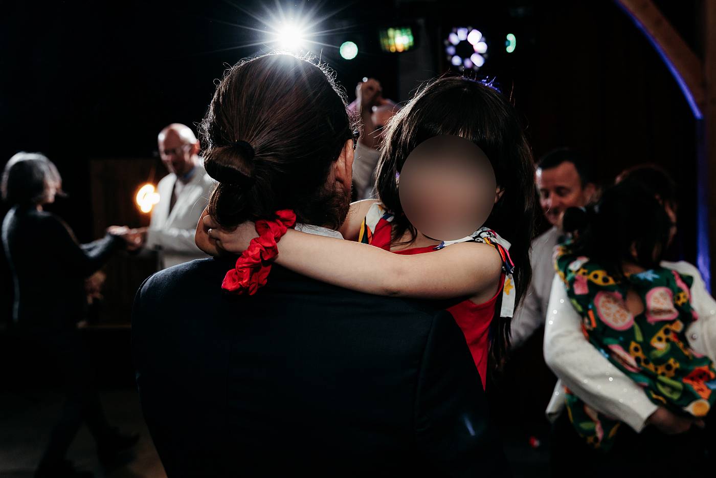 Les invités se joignent aux mariés pour débuter la soirée dansante