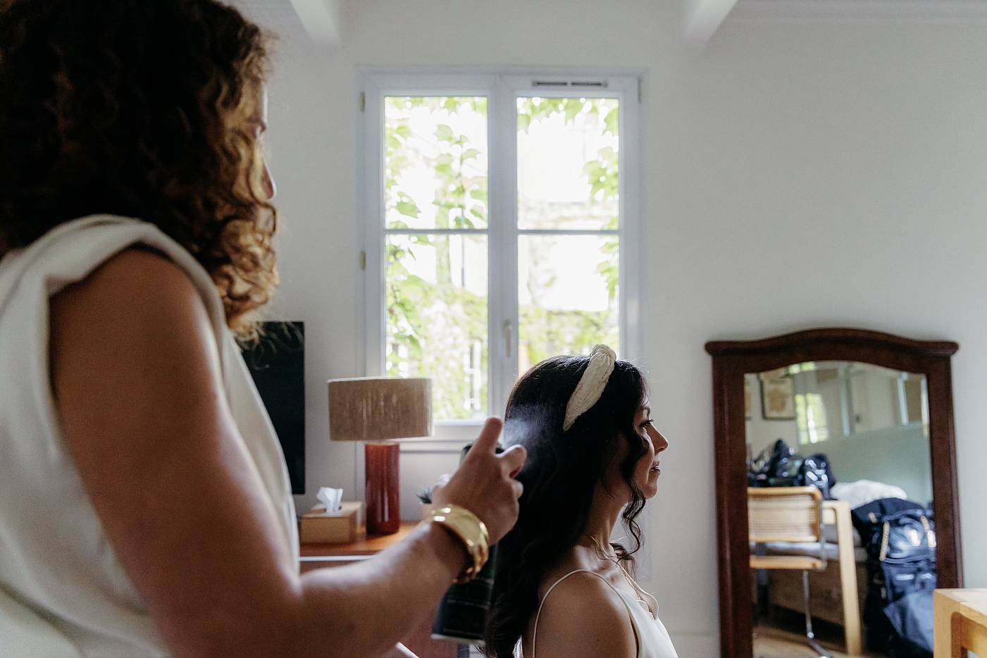 Laque dans les cheveux de la mariée