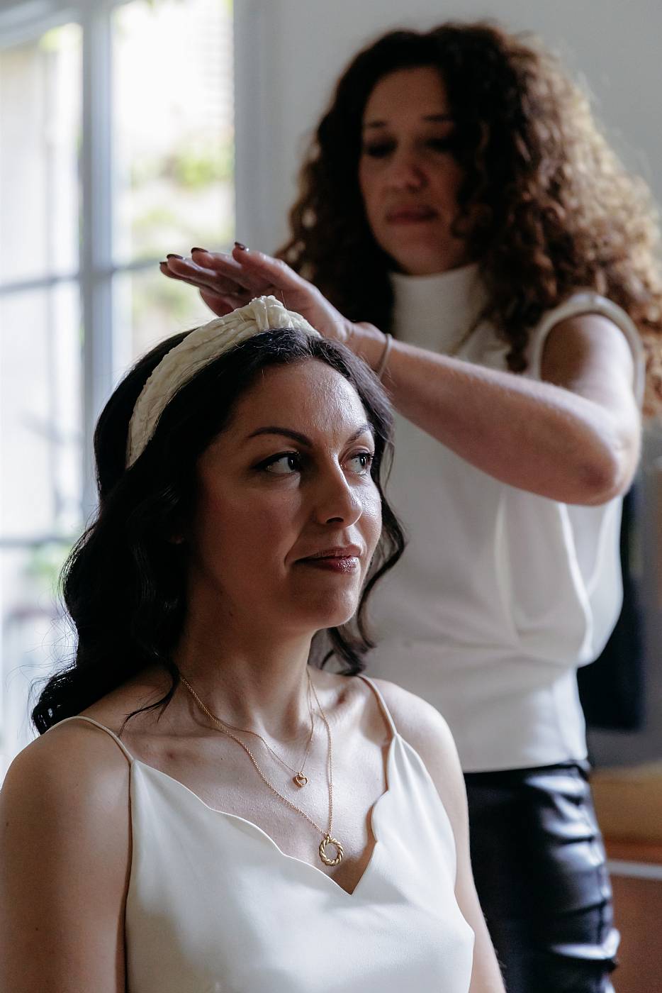 La coiffure de la mariée durant les préparatifs