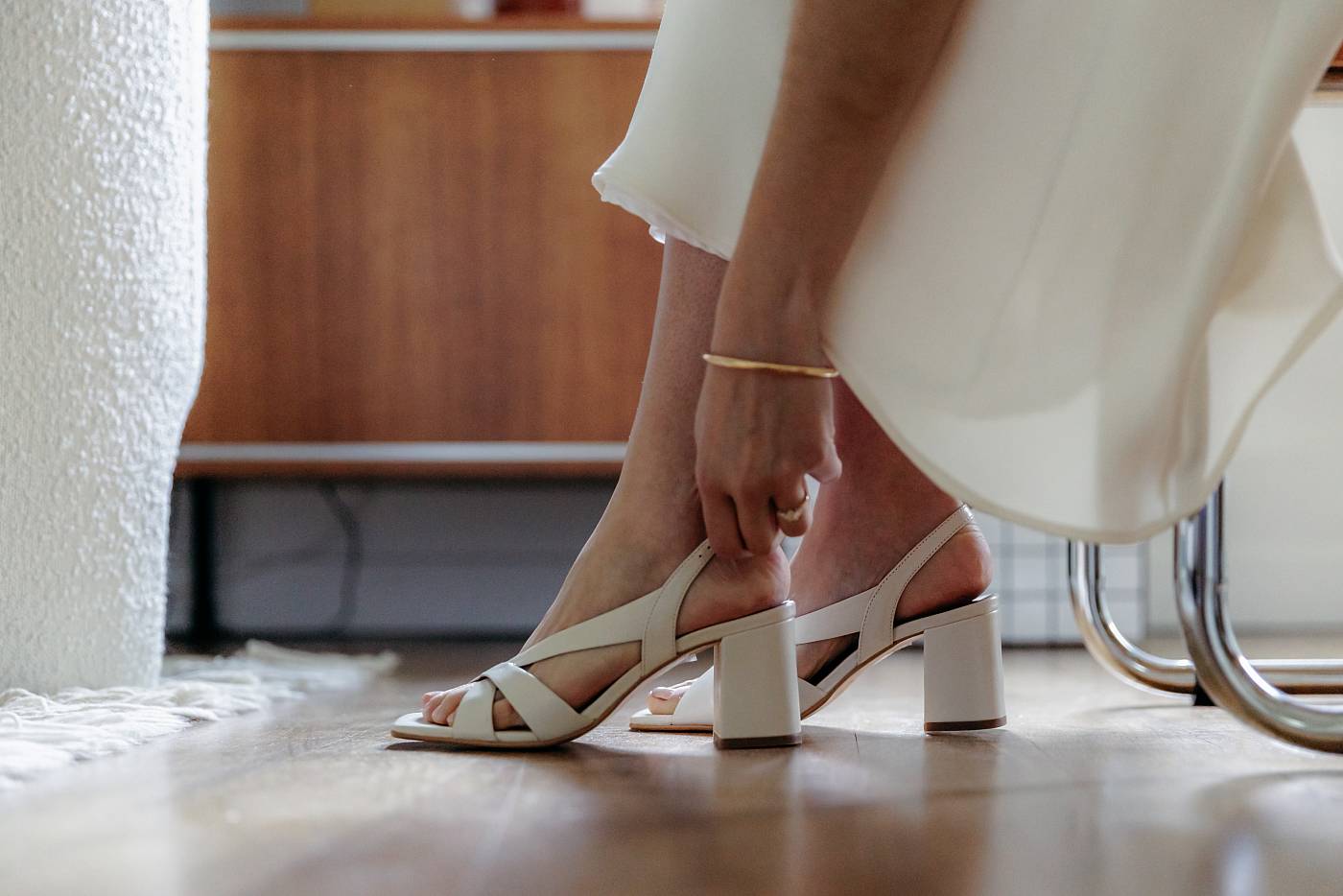 La mariée enfile ses chaussures durant les préparatifs