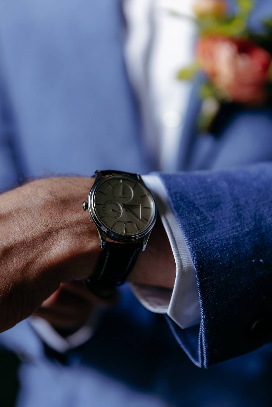Gros plan sur la montre du marié durant ses préparatifs
