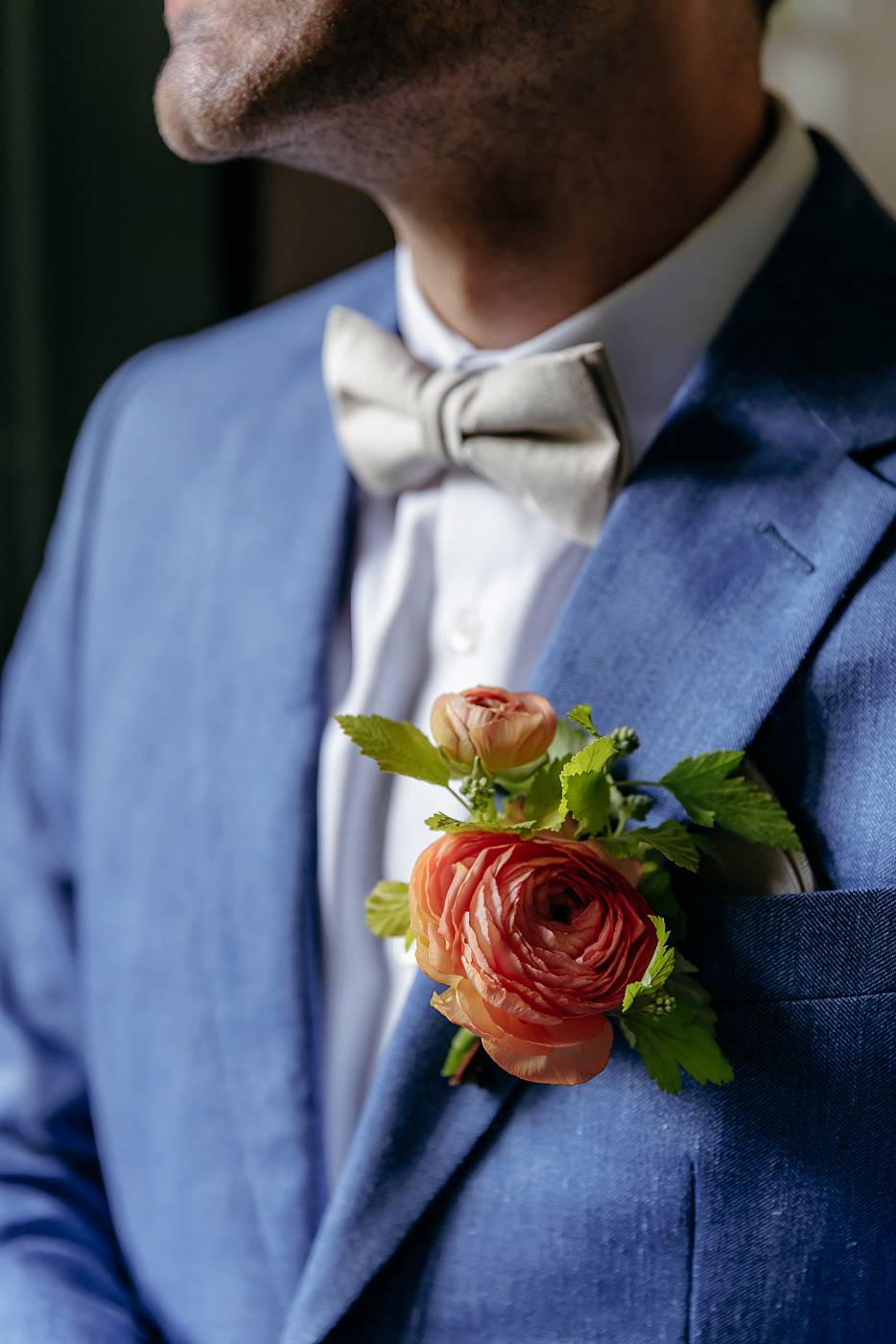 Gros plan sur la fleur dans la poche du costume du marié