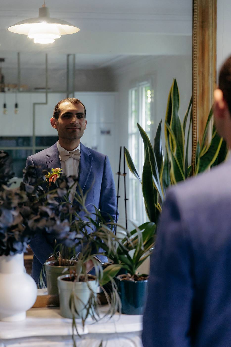 Le marié patiente devant son miroir pendant la séquence du premier regard