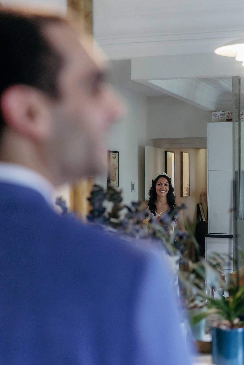 La mariée arrive dans le dos du marié pour le first look