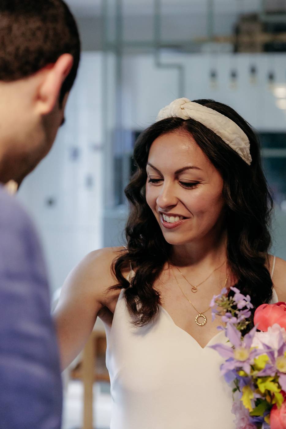Le grand sourire de la mariée pendant le premier regard