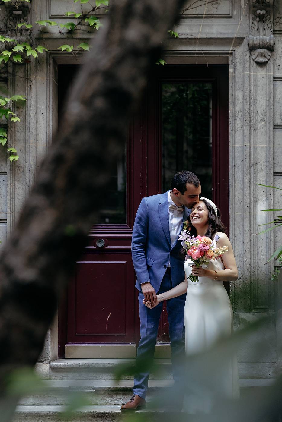 Photo de couple dans la cour intérieure de l'immeuble des mariés