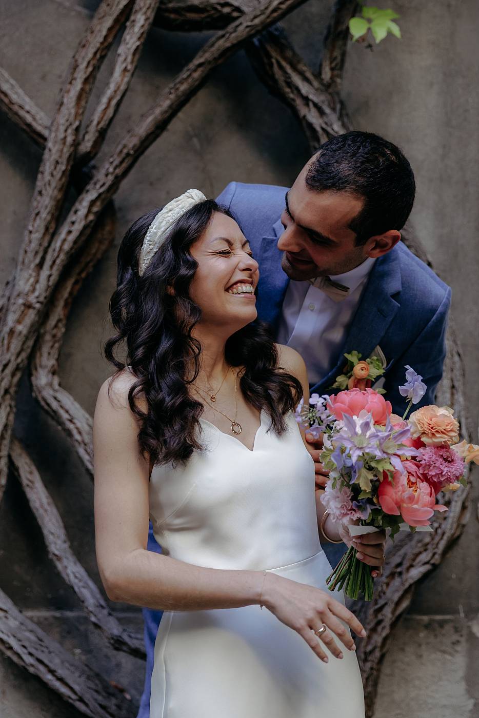 Le fou rire de la mariée lors des photos de couple dans la cour intérieure