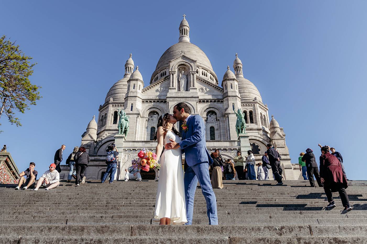 Les mariés s'embrassant devant le Sacré-Cœur de Montmartre