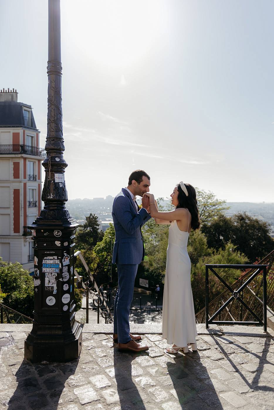 Photo de couple des mariés à Montmartre avec tout Paris en arrière-plan