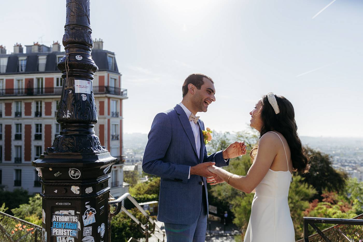 Les mariés s'amusent durant la séance photo de couple à Montmartre
