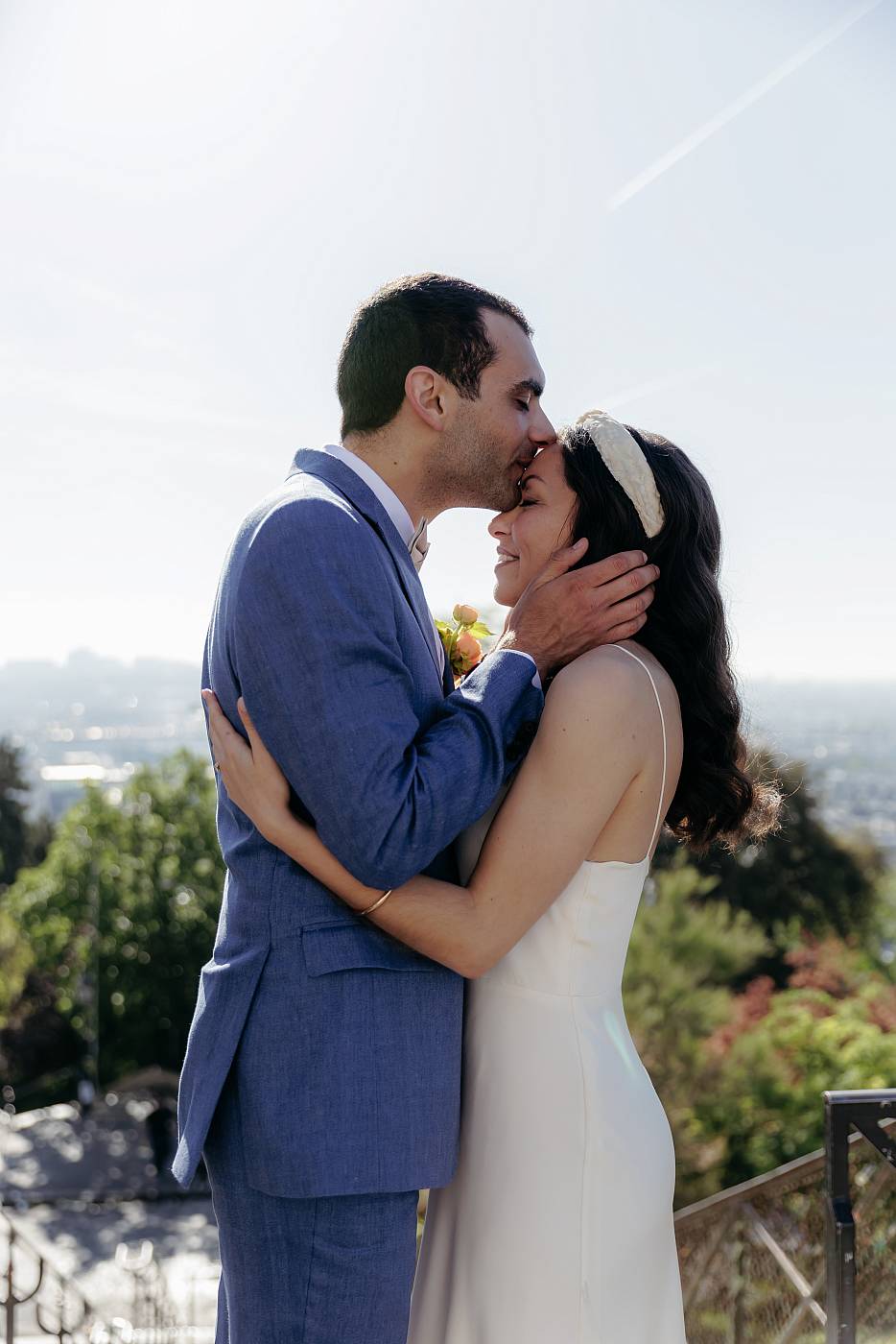 Baiser sur le front de la mariée sur les hauteurs de Montmartre