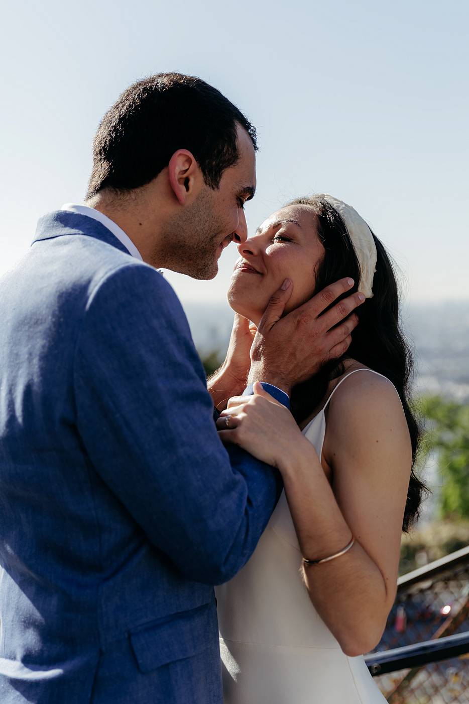 Le marié s'apprête à embrasser la mariée durant la séance photo de couple