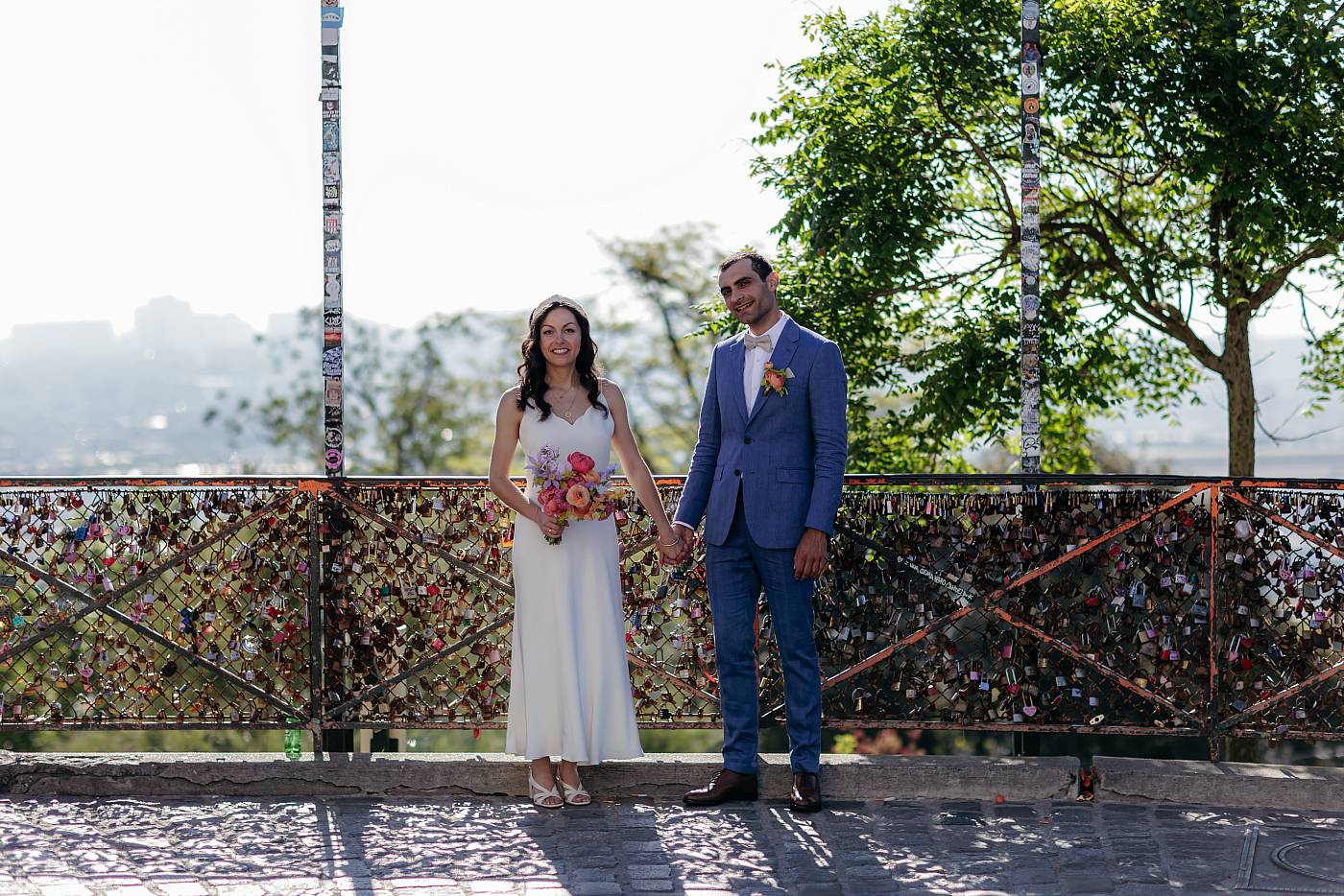 Portrait des mariés devant les cadenas d'amour de Montmartre