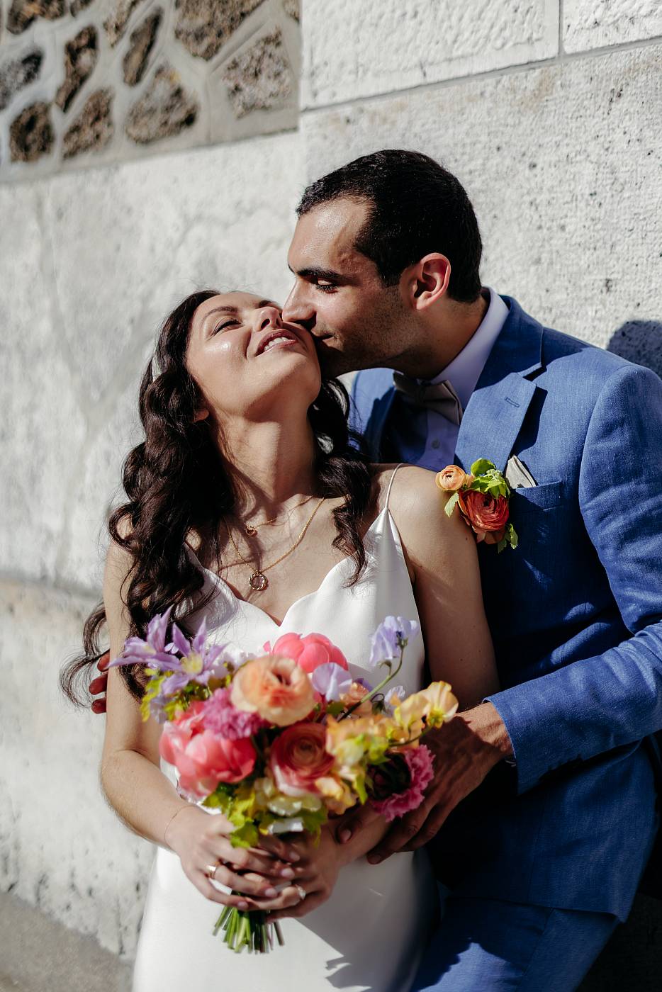 Photo de couple sous le soleil devant le réservoir de Montmartre