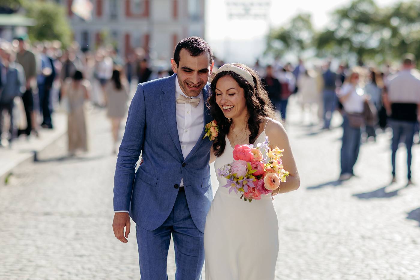 Les mariés, bras dessus, bras dessous, marchent sur le parvis du Sacré-Cœur