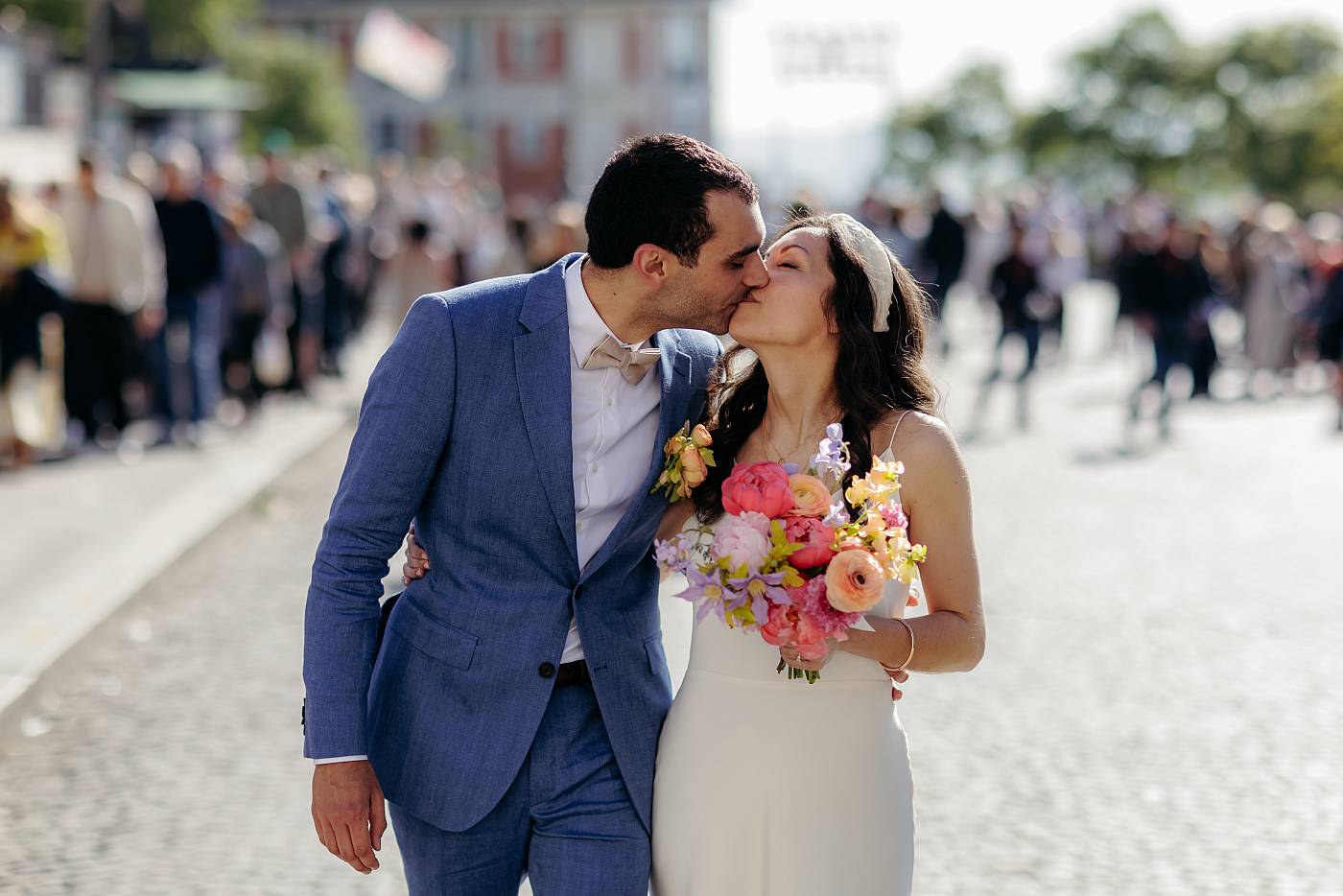 Baiser des mariés sur le parvis du Sacré-Cœur