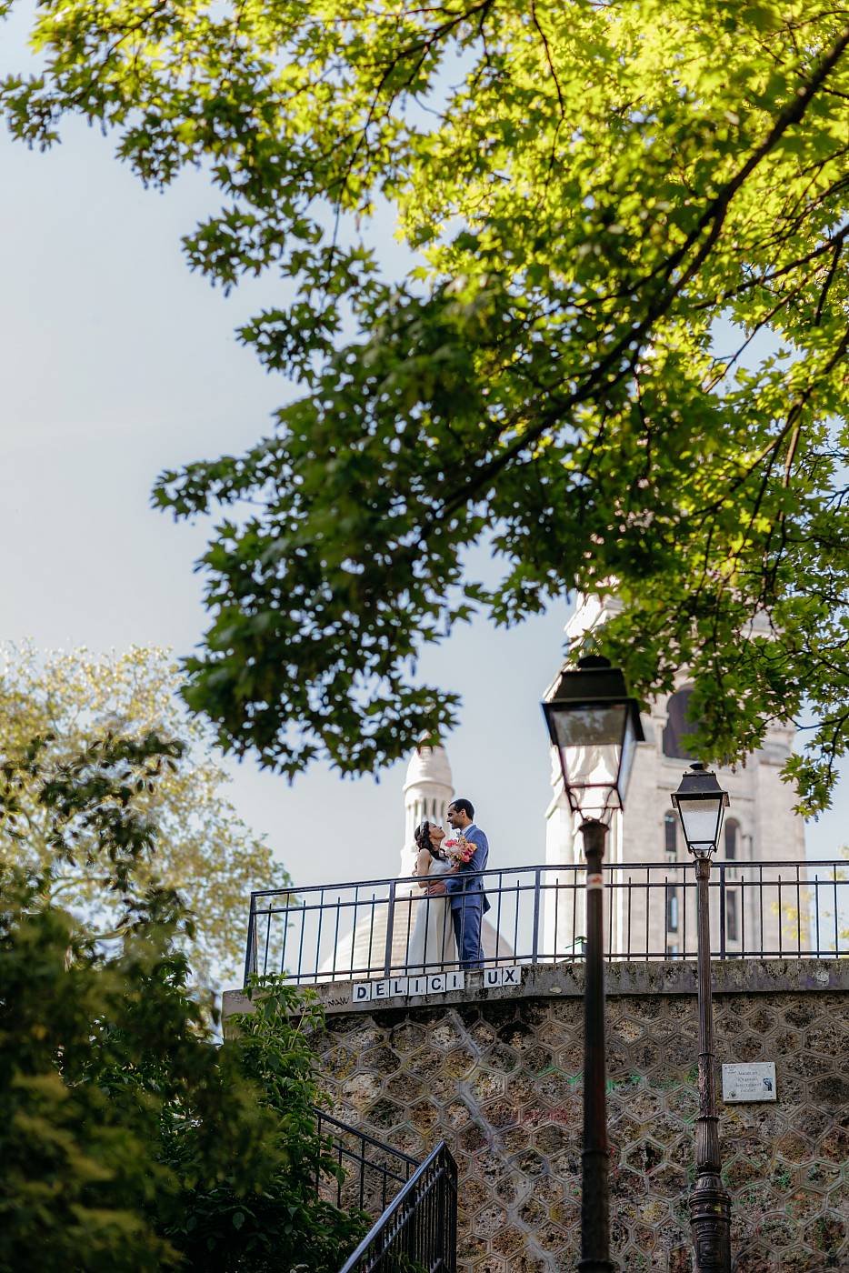 Les mariés dans un décor typiquement Montmartrois