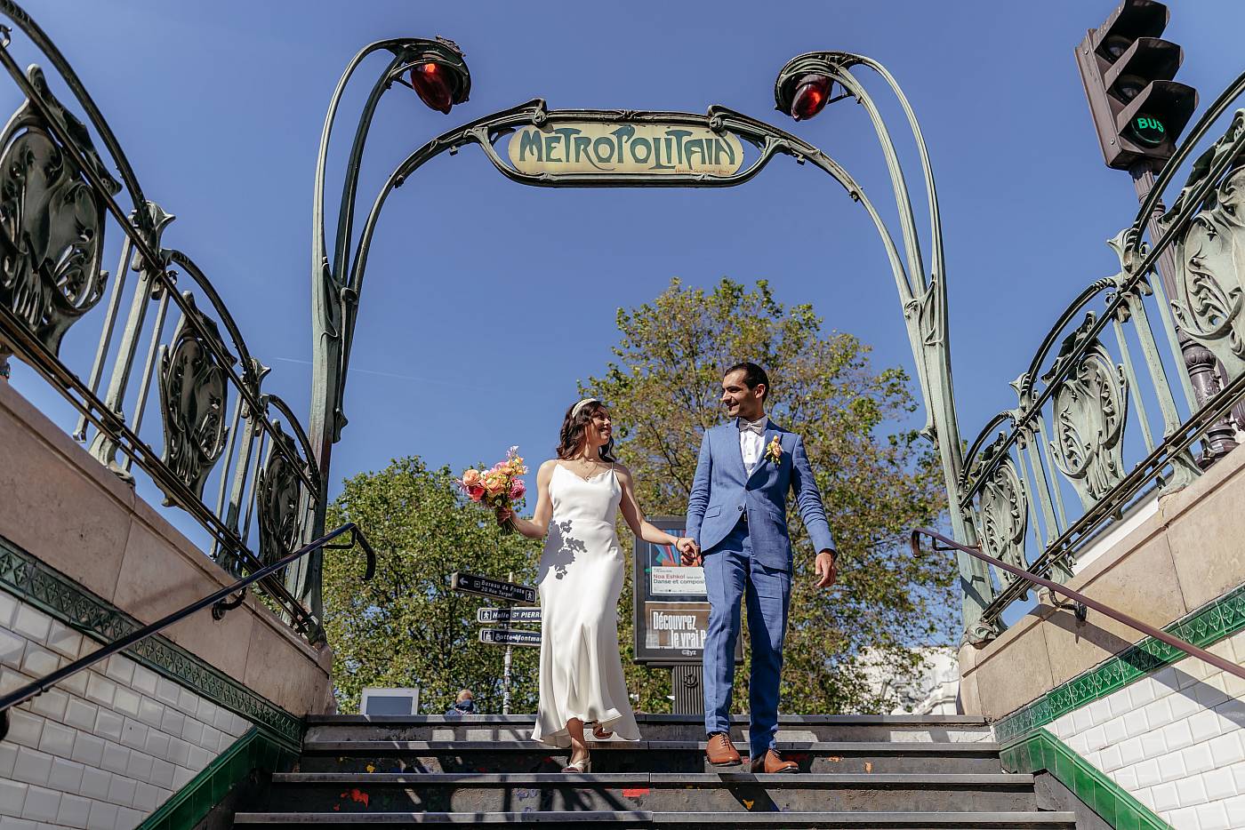 Les mariés descendant les escaliers du métro