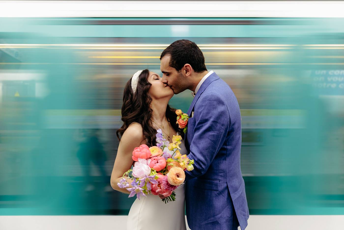 Baiser des mariés avec le métro en pose longue qui défile en arrière plan