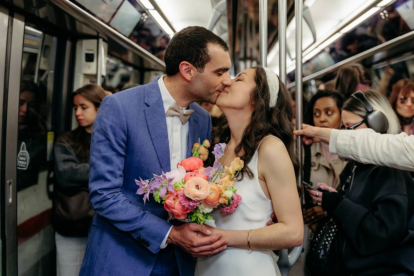 Les mariés dans la rame du métro en route pour la mairie