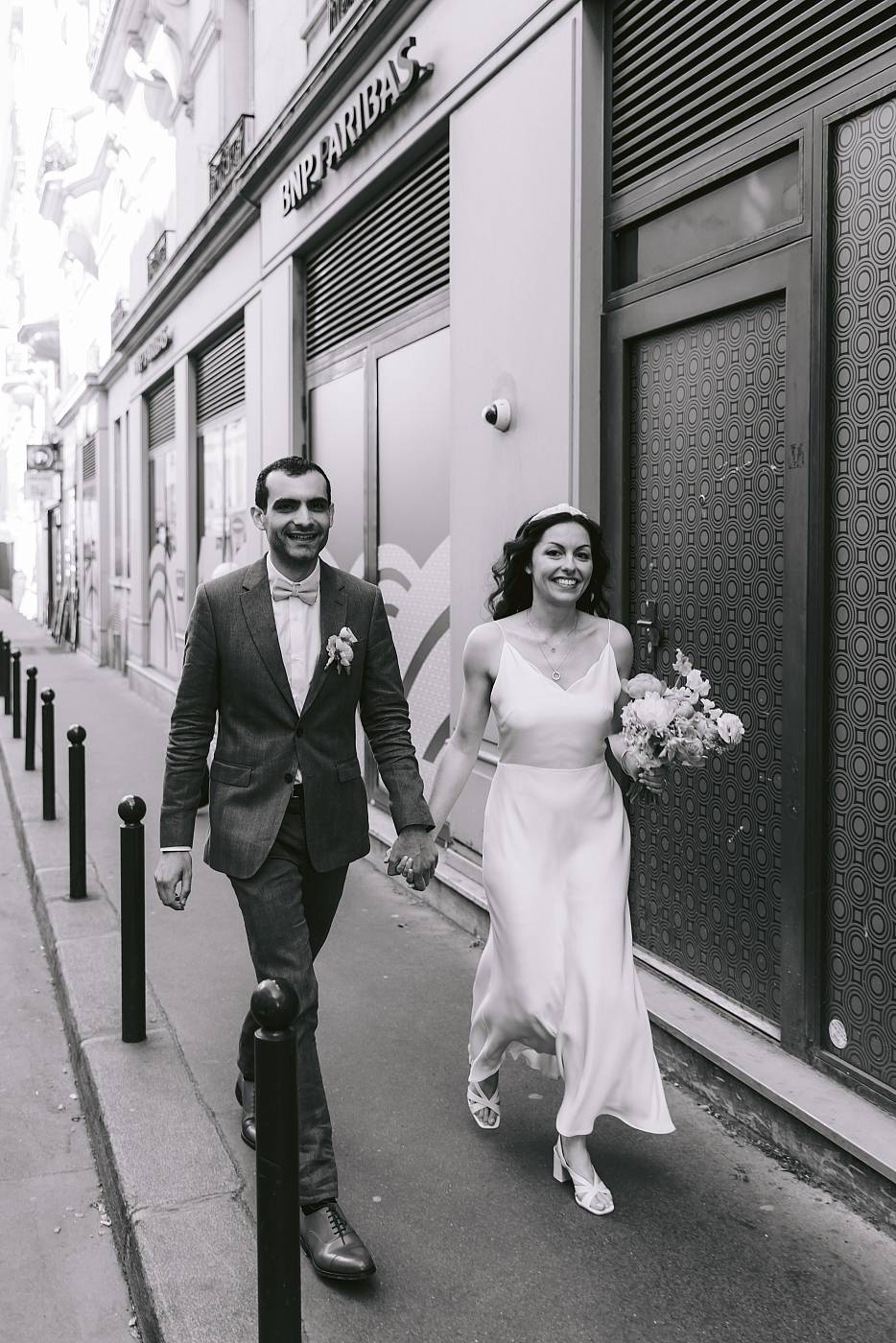 Les mariés main dans la main en route vers la mairie du 17e arrondissement