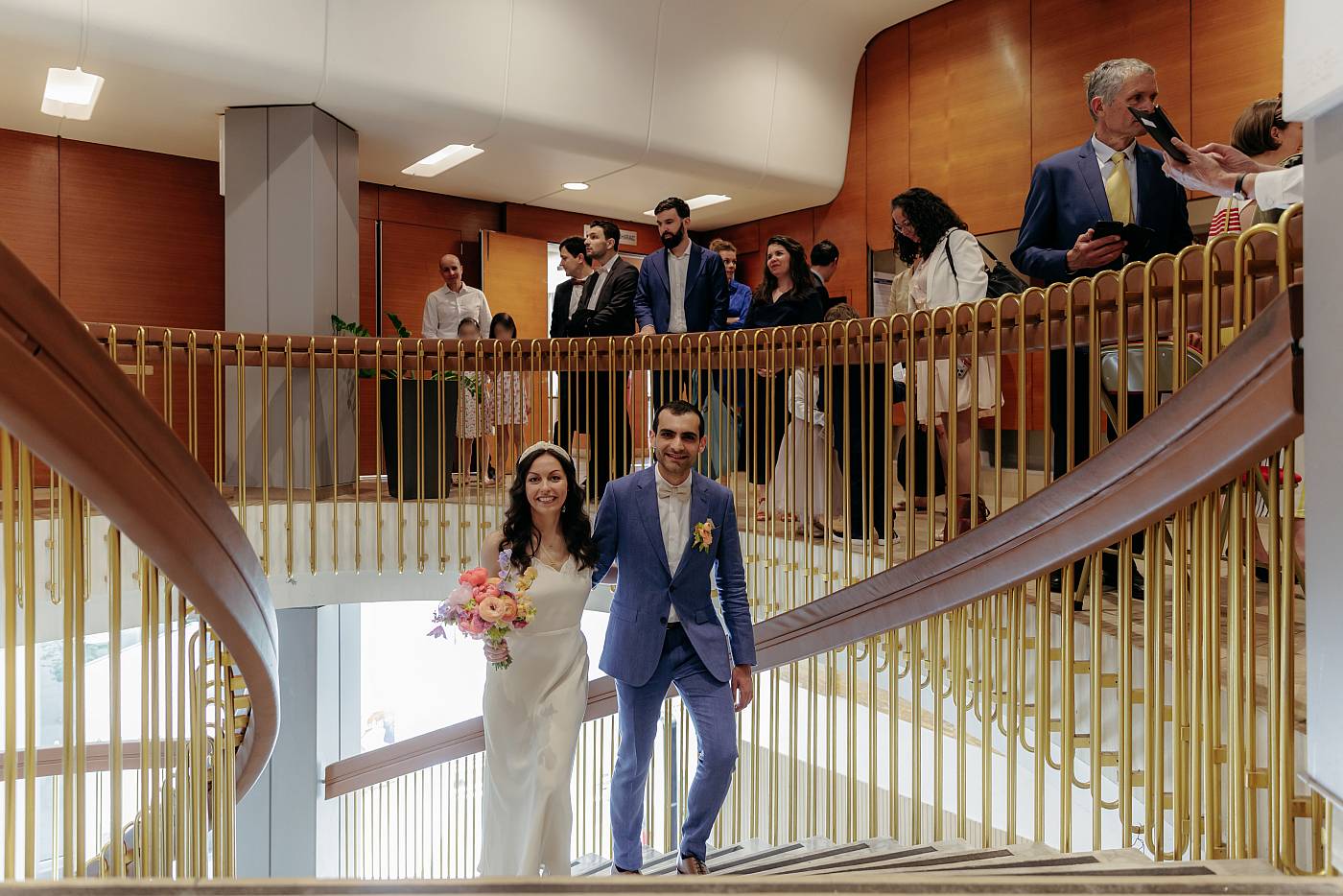 Les mariés grimpant les marches de l'escalier de la mairie du 17e arrondissement de Paris