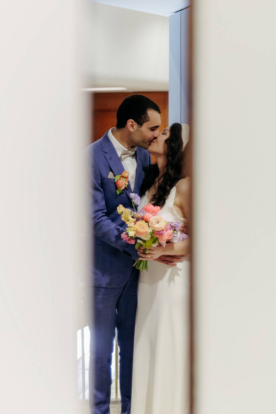 Reflet des mariés s'embrassant dans le miroir
