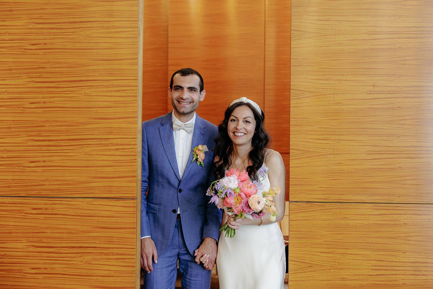 Les mariés font leur entrée dans la salle des mariages de la mairie du 17e arrondissement de Paris