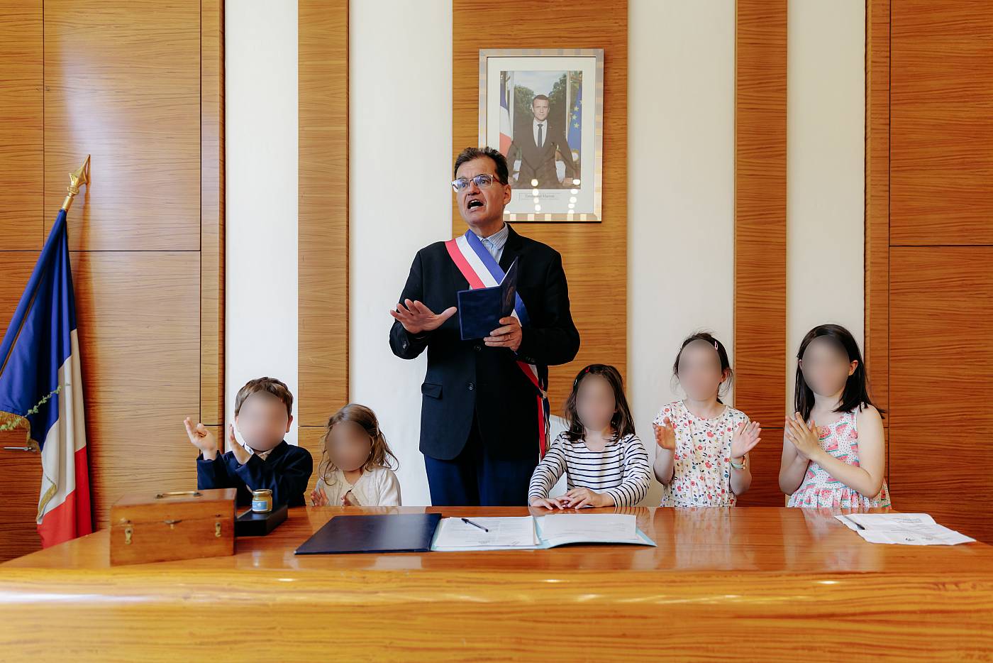Monsieur le maire est entouré des enfants de la famille des mariés