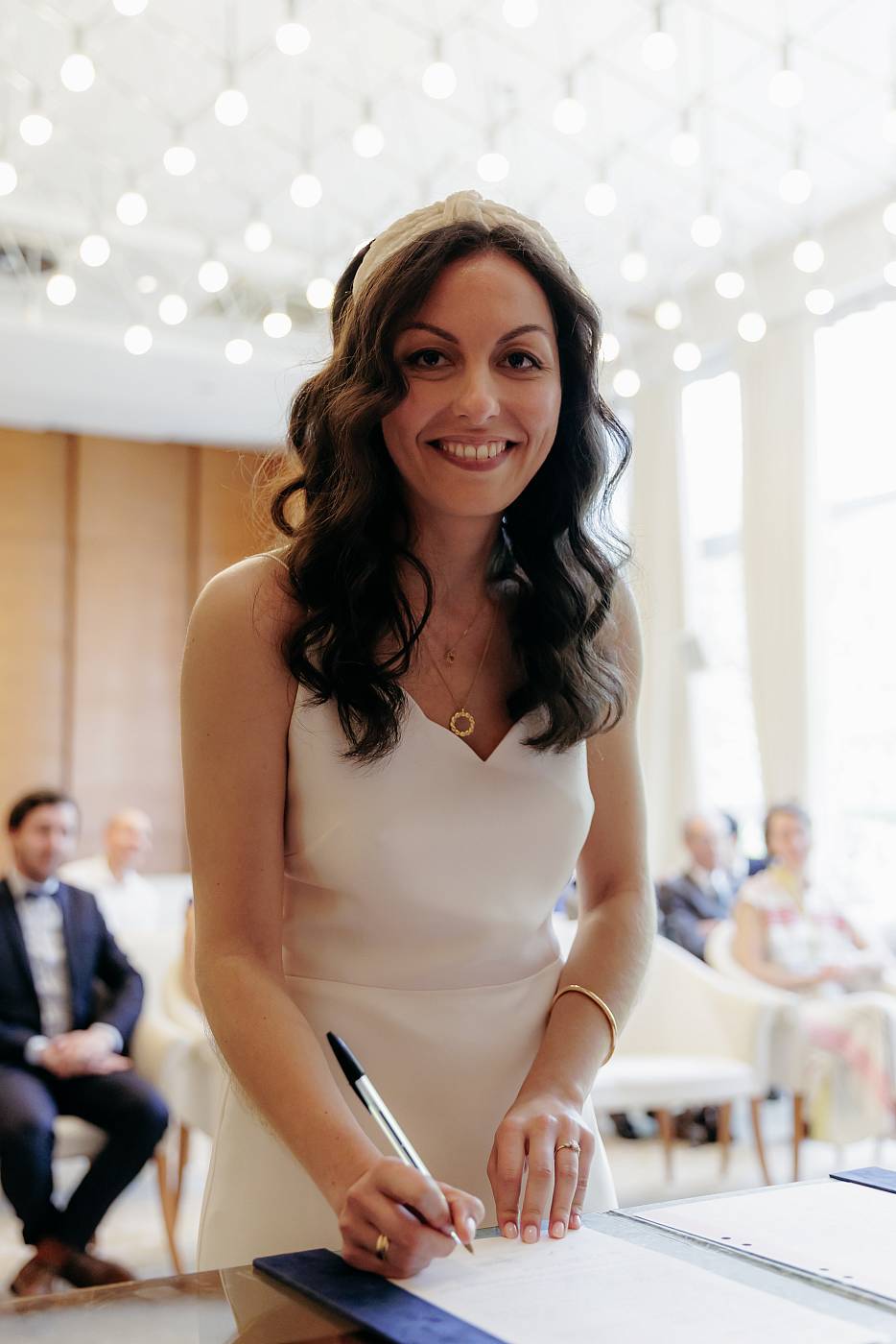 La mariée signe les registres