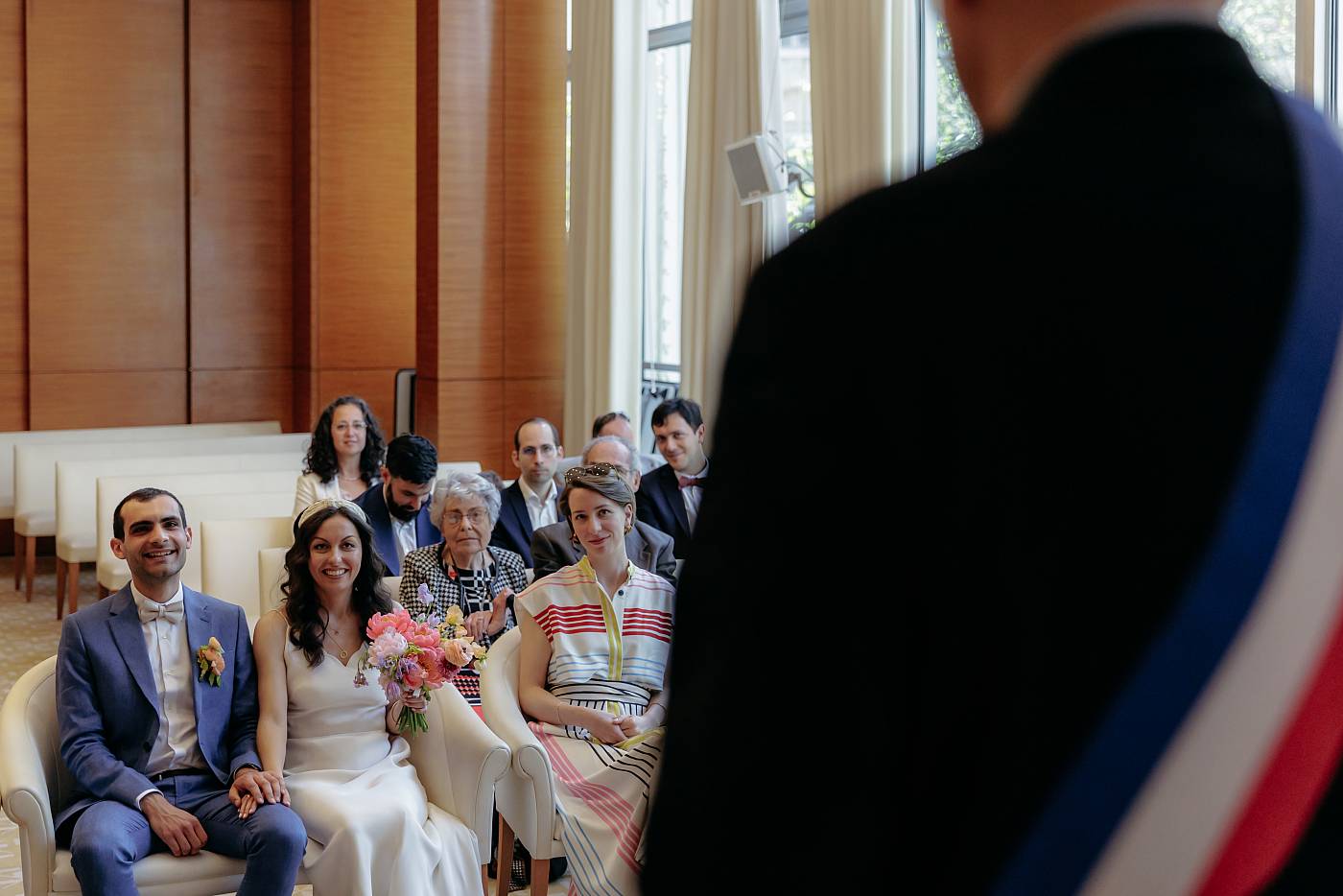 Les mariés devant Monsieur le maire