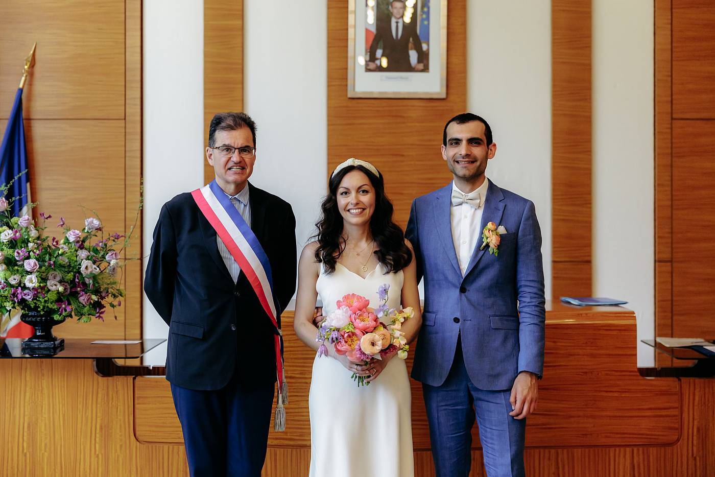 Photo des mariés aux côtés de Monsieur le maire
