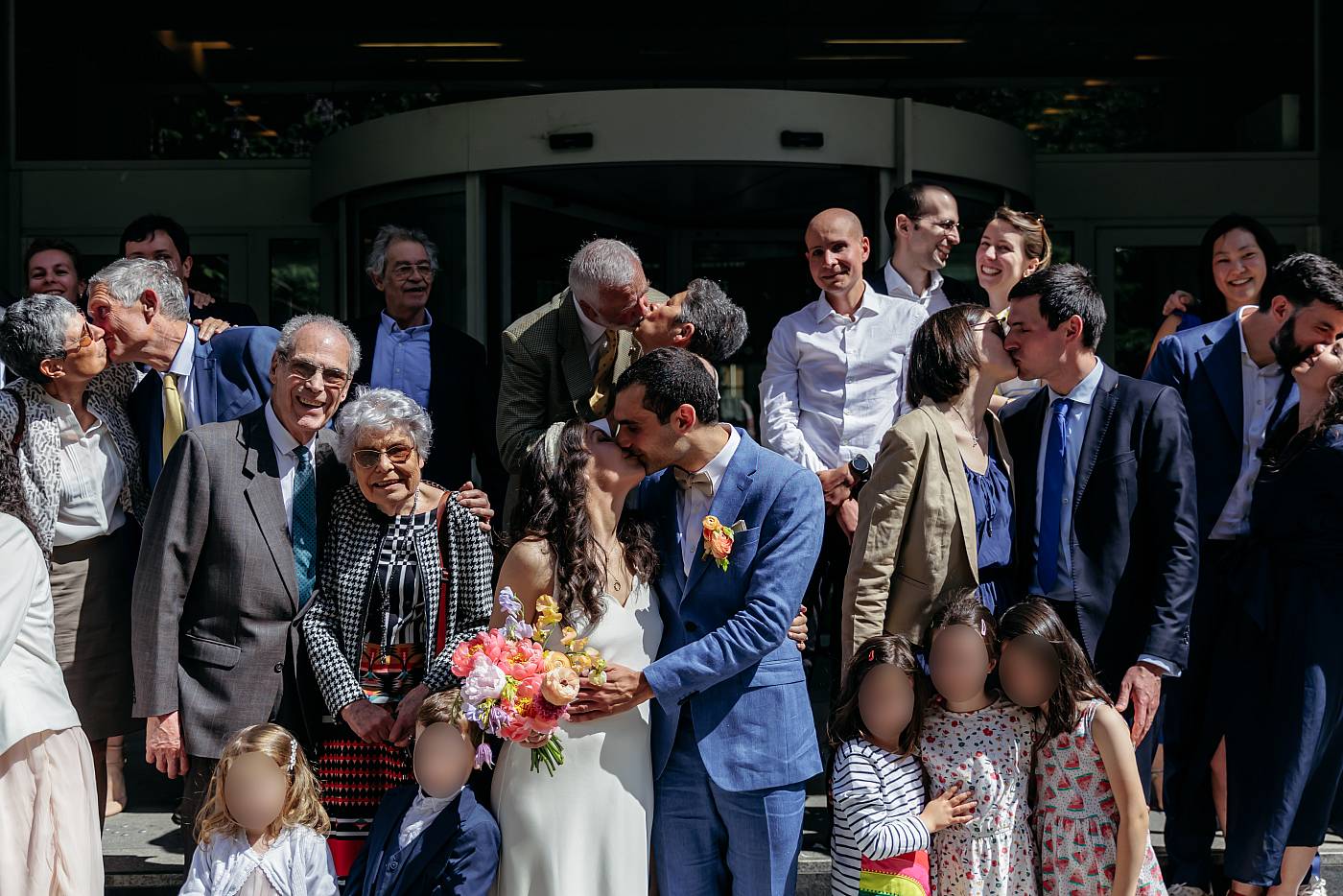 Photo de groupe où tout le monde s'embrasse