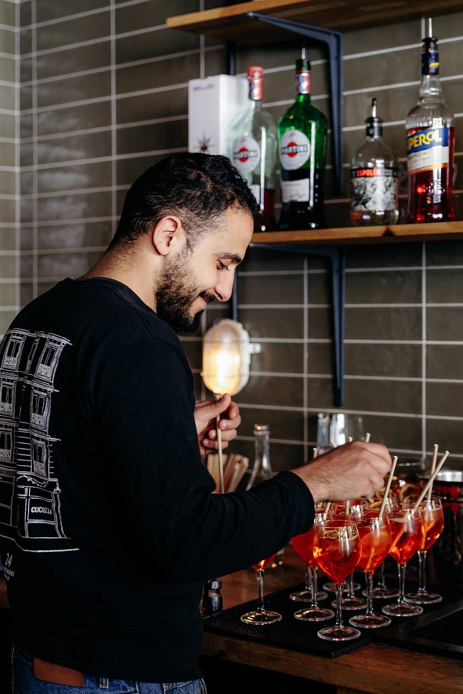 Le barman prépare les Spritz pour le vin d'honneur