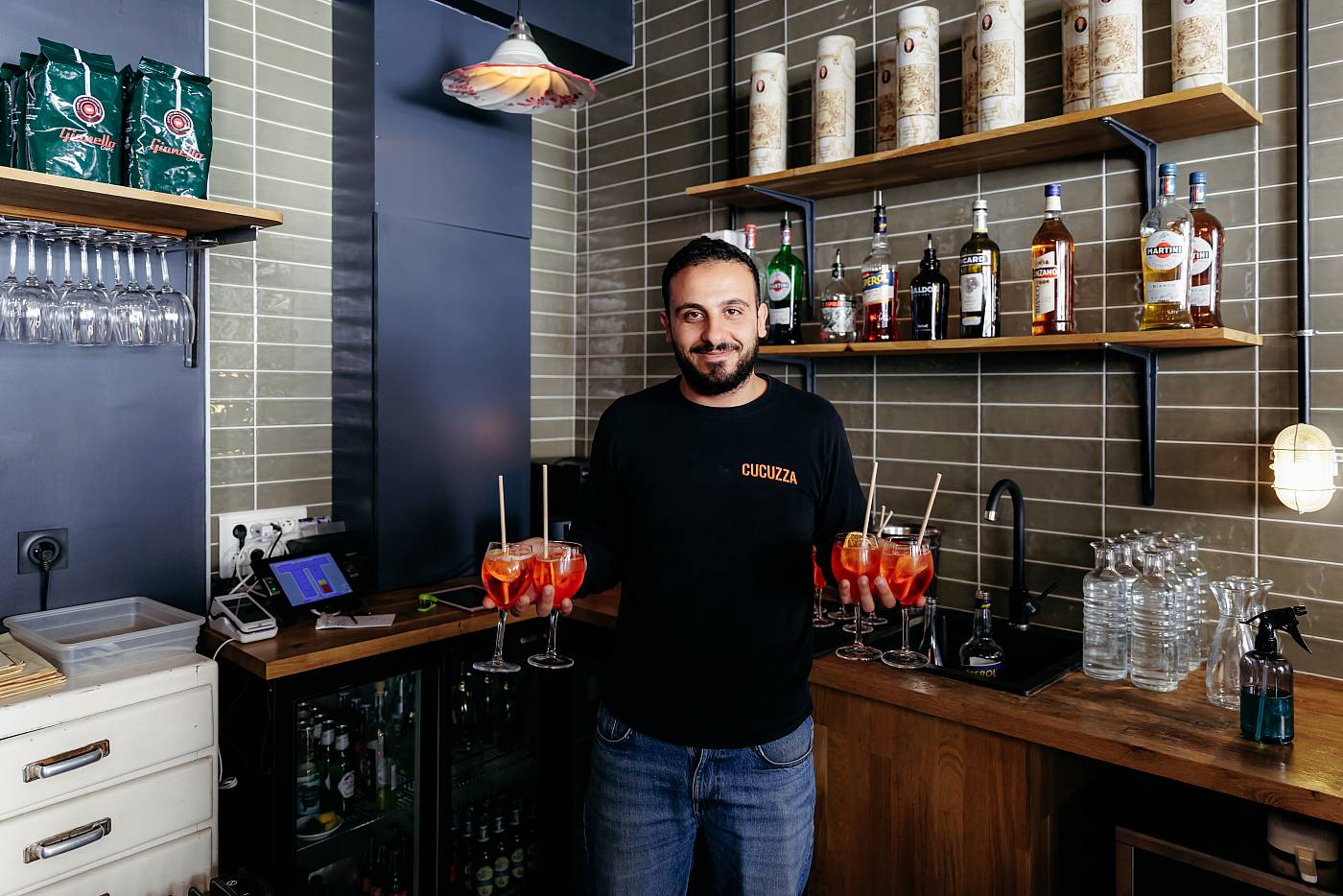 Le barman apporte les Spritz