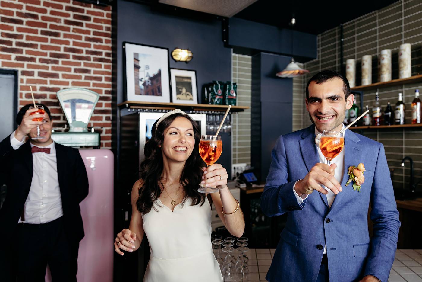 Les mariés portent un toast